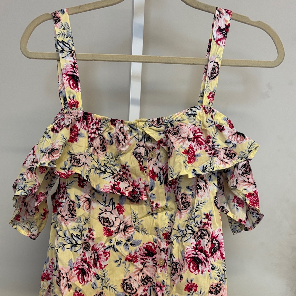 NWT Floral Ruffle cold Shoulder Top